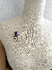 broche pérroquet en métal doré et émaillé ornée des strass blancs et bleus