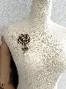 broche style métaillon vintage métal couleur bronze ornée de perles et strass