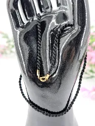 chaîne ras-du-cou en cordon de soie couleur noir avec le fermoir en or or 750 millième (18 ct) 1,58g