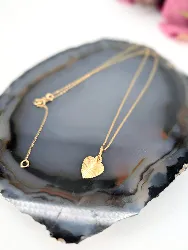 collier fin maille forçat rond orné d'un pendentif coeur limé en or or 750 millième (18 ct) 1,15g