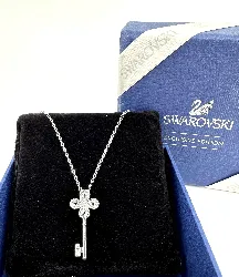 collier swarovski avec pendentif clé en cristaux et métal rhodié
