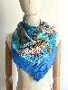 foulard/ carré hermès chasse exotique en soie dans les tons dominants bleus