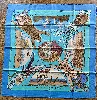 foulard/ carré hermès chasse exotique en soie dans les tons dominants bleus