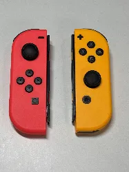 paire de joycon orange et rouge