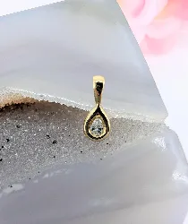 pendentif or serti d'un diamant forme goutte d'eau d'environ 0,05ct or 750 millième (18 ct) 0,46g