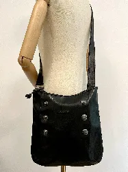 sac longchamp hobo en cuir noir et détails argentés