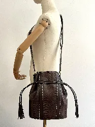 sac seau lancel en cuir marron modèle elsa sellier avec porte monnaie