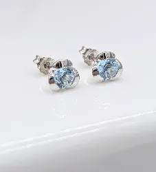 boucle d'oreilles or blanc forme fleur chacune centrée d'une topaze or 750 millième (18 ct) 1,62g