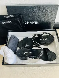 chanel paire de sandales en cuir noir à talons 4,5cm bride ornée d'une chaine en métal argenté logotée