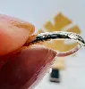 bague en or gris ornée d'un saphir forme goutte et 1 ligne de petits diamants or 750 millième (18 ct) 1,92g
