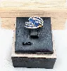 bague or centrée de 3 saphirs épaulés des lignes de saphirs et petits diamants or 750 millième (18 ct) 5,53g