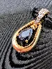 pendentif or orné d'un saphir forme goutte mobile surmonté de 2 petits diamants or 750 millième (18 ct) 1,45g