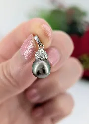 pendentif en or blanc orné d'une perle de tahiti forme goutte surmonté de petits diamants or 750 millième (18 ct) 1,48g