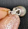pendentif en or gris orné d'une perle grise forme goutte surmonté de petits diamants or 750 millième (18 ct) 1,48g