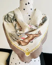 hermès foulard / carré "les robes" en soie à fond crème et bordure marron