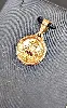pendentif médaille augis orné d'un petit diamant et 2 rubis synthétiques or 750 millième (18 ct) 3,37g