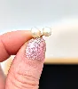 boucle d'oreilles puces en or chacune ornée d'une perle de culture or 750 millième (18 ct) 0,69g