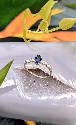 bague or blanc centrée d'un saphir épaulé de 10 petits diamants or 375 millième (9 ct) 1,25g