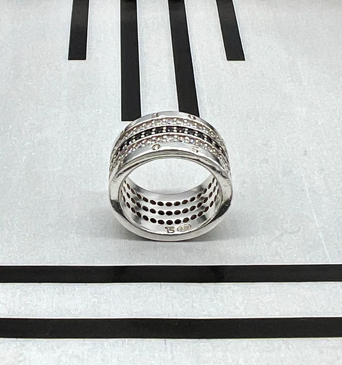 Bague Tour Américain Thomas Sabo - Ornée De 3 Rangs D'oxydes Blancs Et Noirs - Occasion
