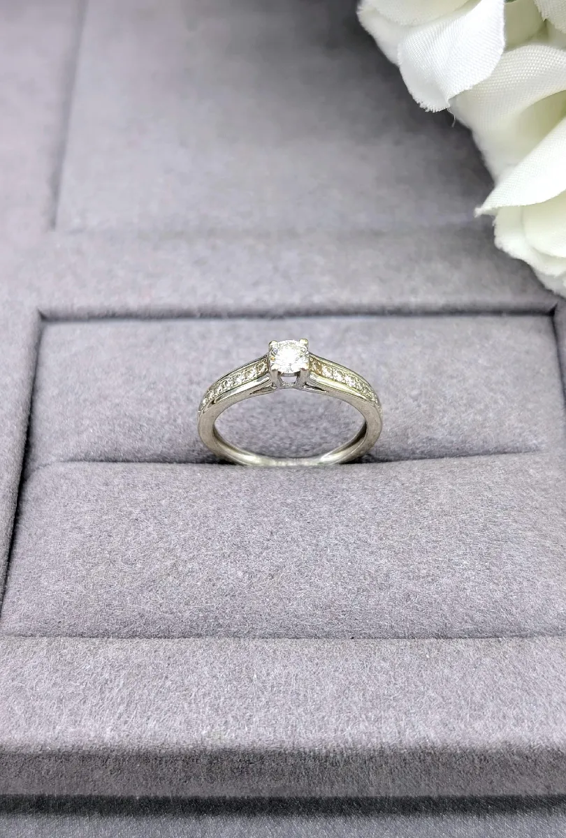 Bague Or Blanc Avec Diamant Central Et 18 Petits Diamants - Bijou Occasion - Style Solitaire