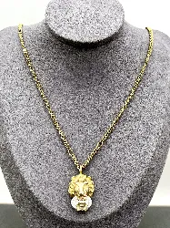 collier gucci en métal or vieilli motif tête de lion avec un oxyde ovale blanc