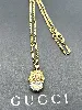 collier gucci en métal or vieilli motif tête de lion avec un oxyde ovale blanc