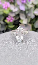 bague or blanc sertie d'une aigue marine forme navette or 750 millième (18 ct) 3,87g