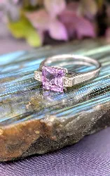 bague en or blanc centrée d'une améthyste carrée épaulée de 2 petits diamants or 750 millième (18 ct) 3,02g