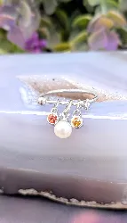 bague en or blanc ornée de 3 charms dont une avec une perle de culture et 2 avec un saphir orange et jaune or 750 millième (18 ct)