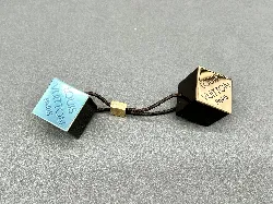 chouchou louis vuitton avec détails dorés avec le nom de marque