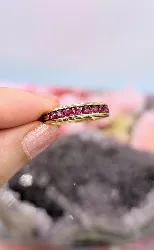 bague demie alliance sertie de 9 rubis or 750 millième (18 ct) 3,11g