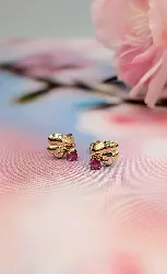 boucles d'oreilles forme papillon chacune sertie d'un rubis or 750 millième (18 ct) 0,74g