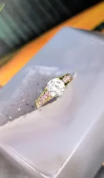 bague or centrée d'un oxyde épaulé par 6 oxydes roses or 375 millième (9 ct) 2,42g