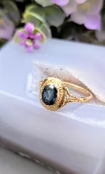 bague or sertie d'un saphir bleu d'environ 1,30ct or 750 millième (18 ct) 4,24g