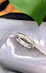 bague tour américain en or blanc sertie de 26 diamants d'environ 1,30cts en total or 750 millième (18 ct) 4,56g