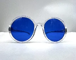 lunettes de soleil chanel avec des verres bleus et la monture et les branches transparentes