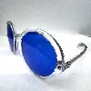 lunettes de soleil chanel avec des verres bleus et la monture et les branches transparentes