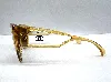 lunettes de soleil chanel avec des verres gris dégradés et la monture et les branches janues