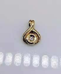 pendentif or centré d'un diamant d'environ 0,04ct or 750 millième (18 ct) 1,19g