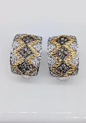 boucles d'oreilles demie-créoles large pavées des diamants bruns et diamants blancs or 750 millième (18 ct) 14,42g