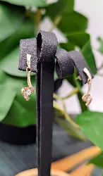 boucles d'oreilles or pendantes chacune ornée d'un oxyde or 375 millième (9 ct) 1,32g