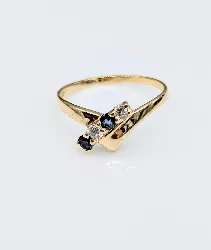 bague or ornée d'une ligne de 2 oxydes et 2 saphirs or 750 millième (18 ct) 1,63g