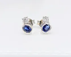 boucles d'oreilles en or blanc chacune sertie d'un saphir et un diamant d'environ 0,08ct chaque or 750 millième (18 ct) 1,54g