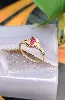 bague 2 ors centrée d'un rubis épaulée de 4 petits diamants or 750 millième (18 ct) 2,29g