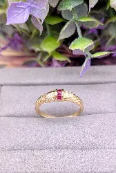 bague bombée sertie des rubis taille princesse et diamants brillantés  or 750 millième (18 ct) 3,03g