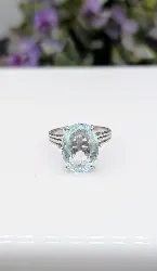 bague ornée d'une quartz bleue claire or 750 millième (18 ct) 3,75g