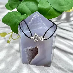 bracelet en cordon noir avec ange pavé d'oxydes en métal argenté