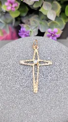 pendentif croix vidé centré d'une perle de culture or 750 millième (18 ct) 1,58g