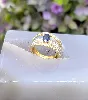 bague bandeau centrée d'un saphir entouré de 4 lignes de diamants or 750 millième (18 ct) 4,35g