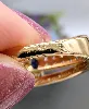 bague bandeau centrée d'un saphir entouré de 4 lignes de diamants or 750 millième (18 ct) 4,35g